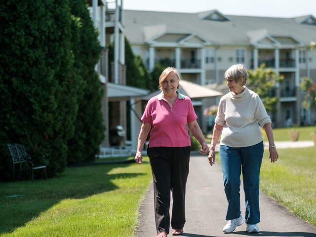 HERITAGE COURT DEER CREEK - Assisted Living Home photo 8 in NEW BERLIN, WI